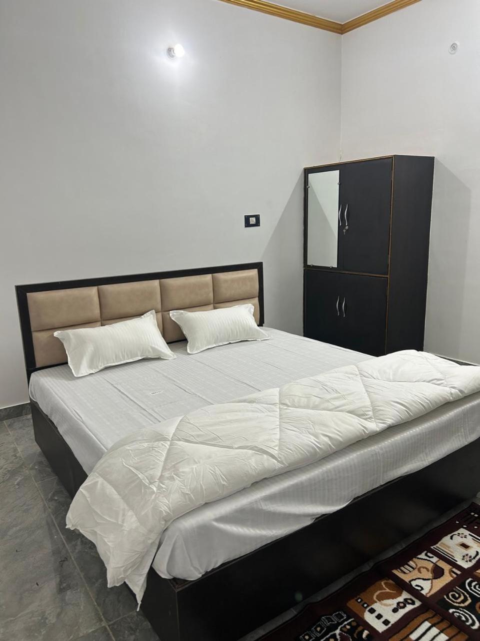 Shri Narayanam Guest House And Home Stay Ayodhya ภายนอก รูปภาพ